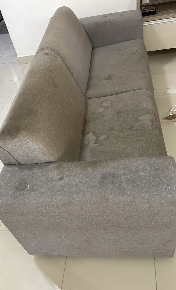 Sofá cinza com manchas antes da limpeza